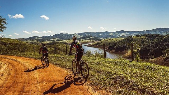 cyclists-1534907_640